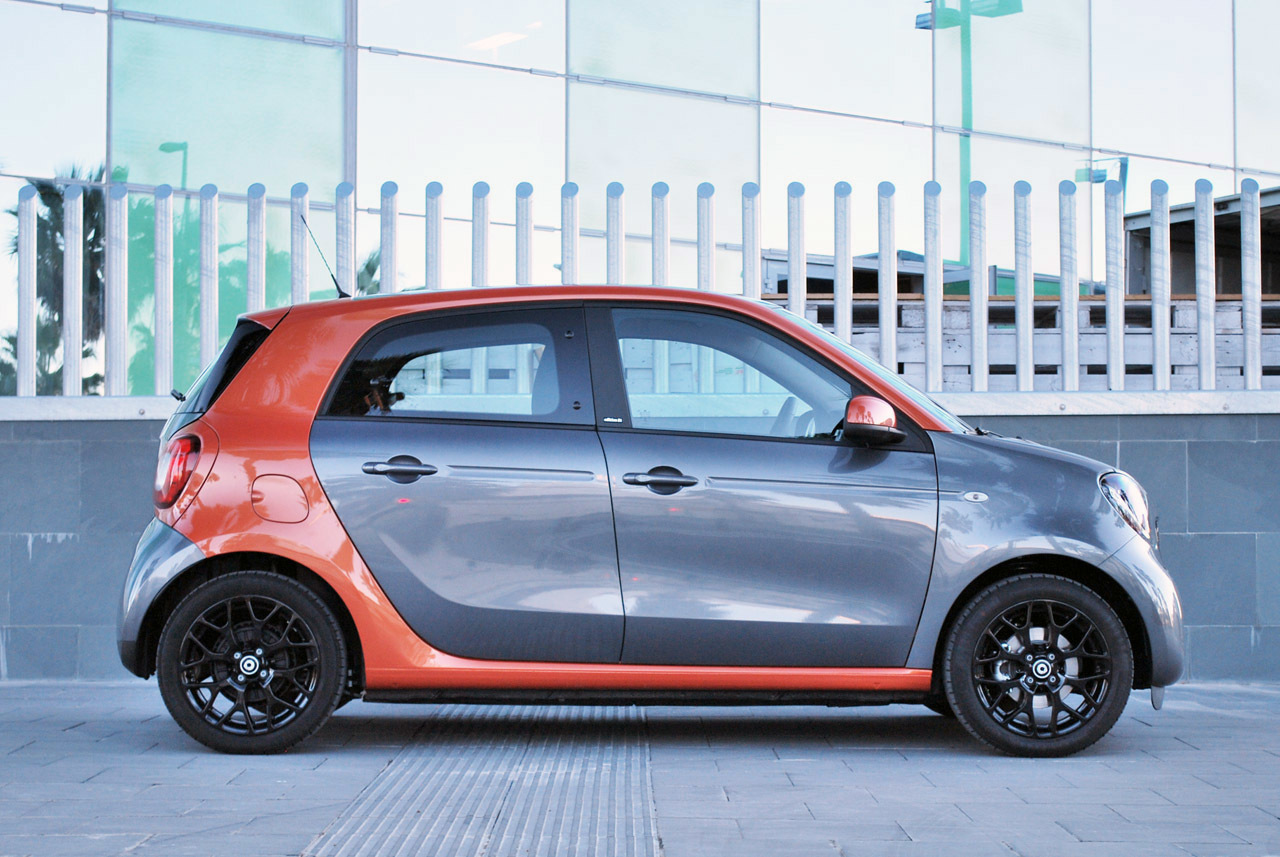 Smart Forfour ab 25€ + 200 Km | RED Rent a Car